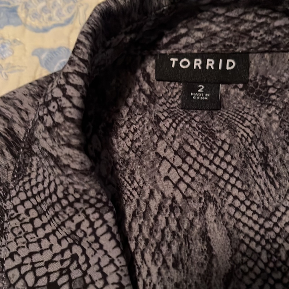 Torrid Snake Print Button Down Roll Tab Sleeves B… - image 5